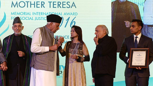 Former Jammu and Kashmir chief minister Farooq Abdullah (2ndL) speaks to Simeen Hossain (C) as (From L) former Afghanistan president Hamid Karzai, Indian film director Mahesh Bhatt and Simeem`s son Zaraif Hossain look on, after she received the Mother Teresa Memorial International Award for Social Justice 2016, on behalf of her son Faraaz Ayaaz Hossain at an award ceremony in Mumbai on November 20, 2016. Photo: AFP