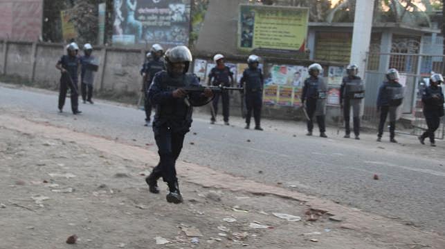 The police stopped the protesters when they tried to bring out a procession at around 2:00 pm on Sunday. Photo: Zaglul Pasha