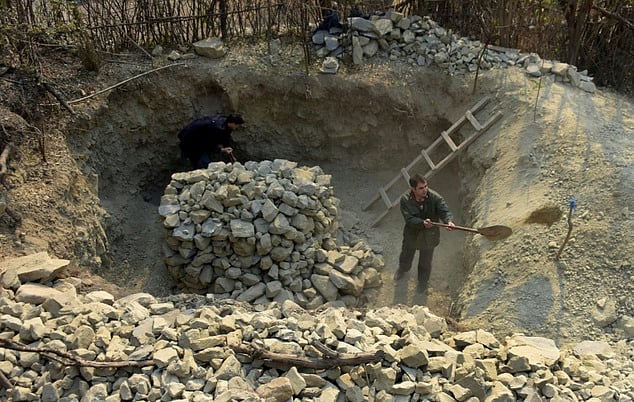 Pakistani Kashmiri men build an underground bunker in Athmuqam village on the Line of Control, the de facto border between Pakistan and India. Photo: AFP