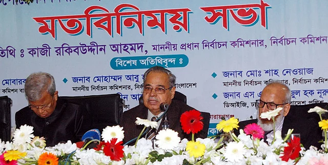 Chief election commissioner Kazi Rakibuddin Ahmad (middle) with others at a views exchange meeting at Narayanganj Club on Thursday. Photo: Focus Bangla