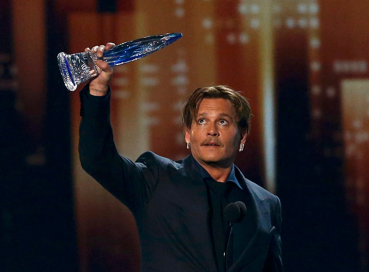 Johnny Depp accepts the award for Favorite Movie Icon at the People’s Choice Awards 2017 in Los Angeles. Photo: Reuters