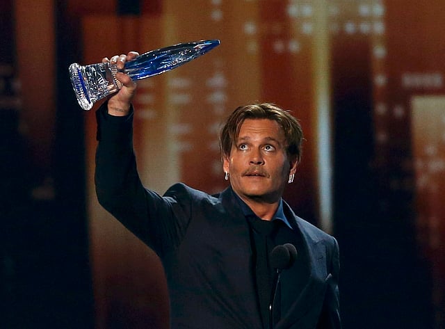 Johnny Depp accepts the award for Favorite Movie Icon at the People’s Choice Awards 2017 in Los Angeles. Photo: Reuters