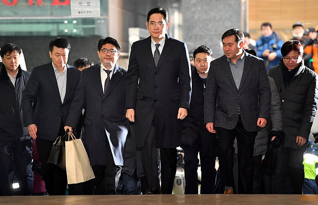 Lee Jae-yong (C), vice chairman of Samsung Electronics, arrives to be questioned as a suspect in a corruption scandal that led to the impeachment of President Park Geun-Hye, at the office of the independent counsel in Seoul on February 13, 2017. Photo: Reuters