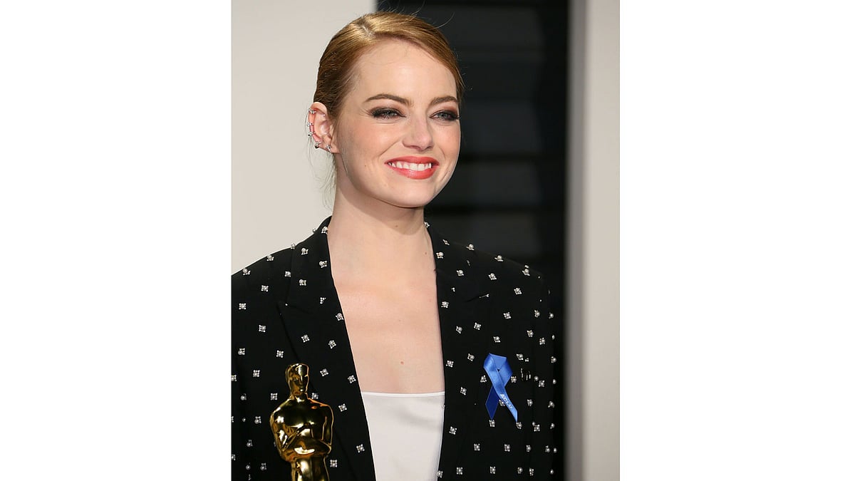 Emma Stone poses with her Best Actress award as she arrives to the Vanity Fair Party following the 88th Academy Awards at The Wallis Annenberg Center for the Performing Arts in Beverly Hills, California, on February 26, 2017. Photo: AFP