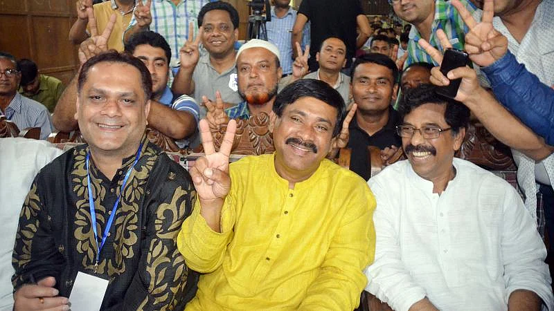 Monirul Haque Sakku flashes victory sign after the victory at Comilla Town Hall. Photo: Emdadul Haque