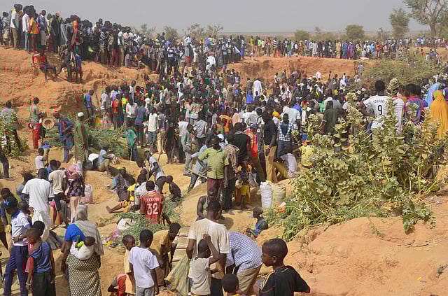 People digging the soil as hundreds of people search gold in Kafa-Koira, south of Niamey. AFP file photo