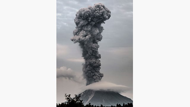 Mount Sinabung volcano spews thick volcanic ash, as seen from the town of Brastagi in Karo, North Sumatra province, on May 30, 2017. AFP