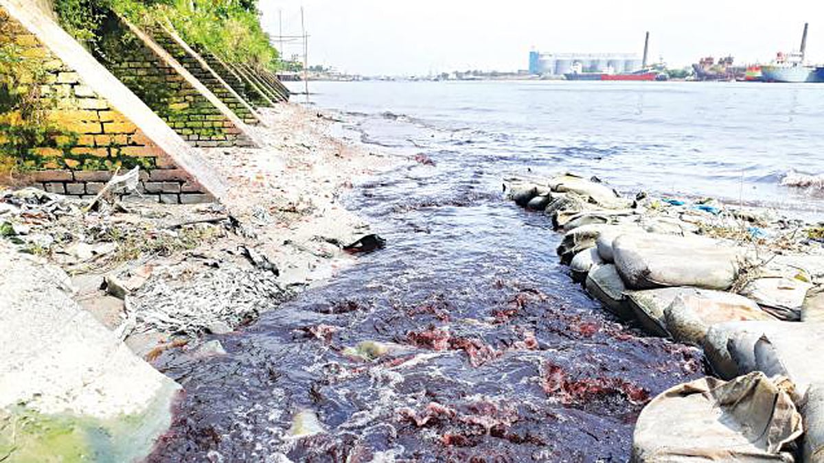 Dyeing and washing factories at Shyampur Kadamtali polluting Buriganga. Photo: Prothom Alo.