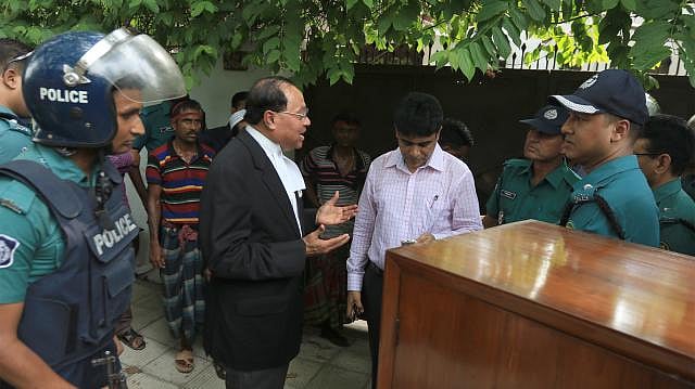 BNP senior leader Moudud Ahmed argues with RAJUK officials during their eviction drive at his Gulshan residence. Photo: Ashraful Alam