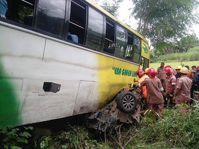 Members of Fire Service and Civil Defence conduct a rescue operation. Photo: Prothom Alo