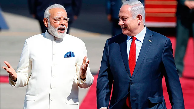 Israeli prime minister Benjamin Netanyahu (R) walks with his Indian counterpart Narendra Modi (L) during an official ceremony at Ben-Gurion International airport near Tel Aviv on 4 July, 2017. Photo: AFP