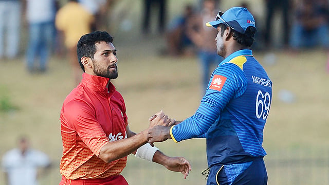Zimbabwe`s cricketer Sikandar Raza (L) is congratulated by Sri Lankan cricket captain Angelo Mathews after their victory in the fifth one-day international (ODI) cricket match between Sri Lanka and Zimbabwe at the Suriyawewa Mahinda Rajapakse International Cricket Stadium in the southern district of Hambantota on 10 July, 2017. Photo: AFP