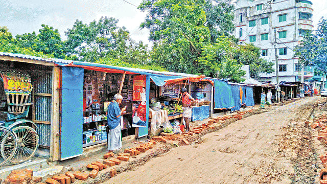 Illegal shops constructed on government land in Khejurtek area of Ashulia. Photo: Prothom Alo