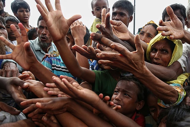 This 30 August, 2017 photo shows Rohingya refugees reaching for food aid at Kutupalong refugee camp in Ukhiya near the Bangladesh-Myanmar border. Photo: AFP