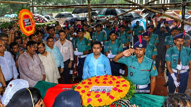 People pay last respect to eminent singer Abdul Jabbar at Central Shaheed Minar. Photo: Sayful Islam