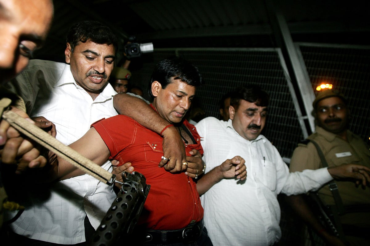 This file photo taken on 21 May, 2007 shows accused Mumbai bombing mastermind Abu Salem (C-red shirt) being escorted by police at a railway station in New Delhi. An Indian court on 9 September, 2017 sentenced two men to death over bomb blasts in Mumbai more than two decades ago that left more than 250 dead. Photo: AFP