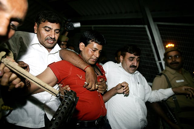 This file photo taken on 21 May, 2007 shows accused Mumbai bombing mastermind Abu Salem (C-red shirt) being escorted by police at a railway station in New Delhi. An Indian court on 9 September, 2017 sentenced two men to death over bomb blasts in Mumbai more than two decades ago that left more than 250 dead. Photo: AFP