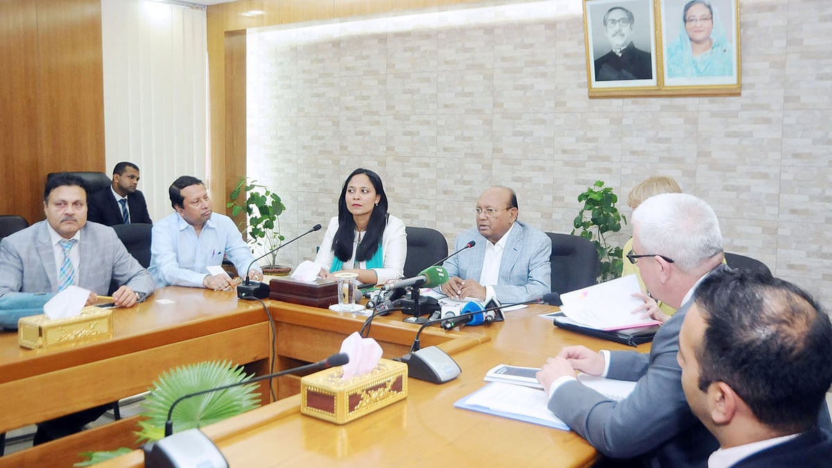 UK prime minister’s trade envoy to Bangladesh Rushanara Ali MP holds a meeting with commerce minister Tofail Ahmed at his secretariat office on Monday. Photo: PID