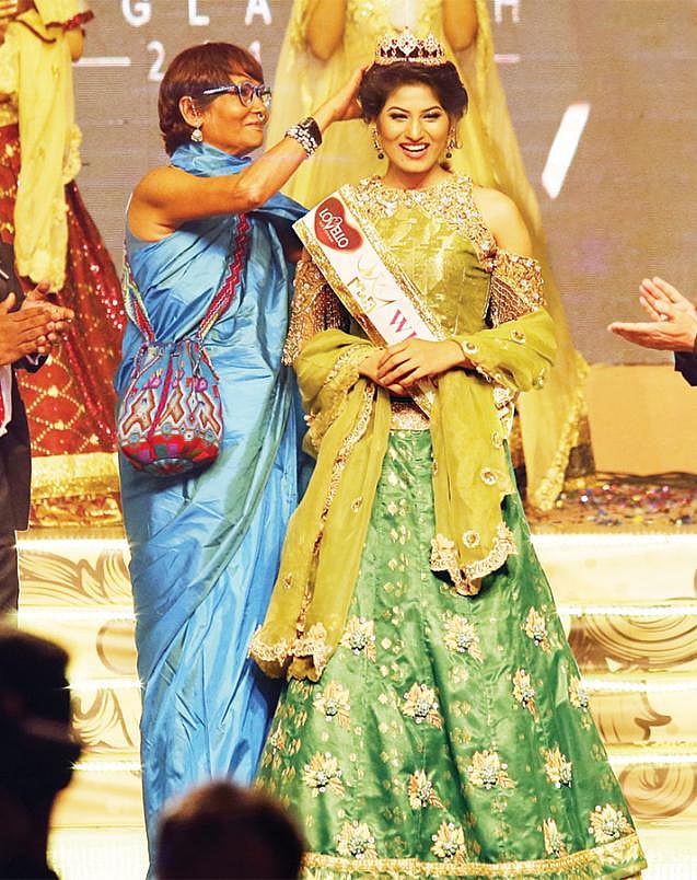 Bibi Russell crowns Jannatul Nayeem Miss World Bangladesh 2017 title on Friday. Photo: Prothom Alo