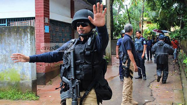 Law enforcers cordoned off a house in Jessore on 9 October suspecting it a militant hideout. Photo: Ehsan-ud-Daula