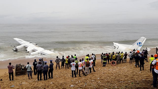 Policemen and rescuers stand near the wreckage of a cargo plane that crashed in the sea near the international airport of Ivory Coast`s main city, Abidjan, 14 October 2017. Photo: Reuters
