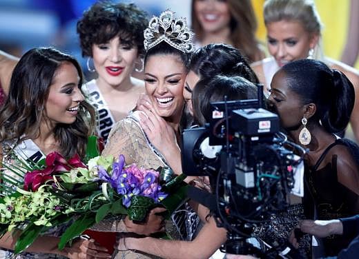 Miss South Africa, Demi-Leigh Nel-Peters, (C) is congratulated by other contestants after being crowned Miss Universe during the 66th Miss Universe pageant at Planet Hollywood Resort & Casino on 26 November 2017 in Las Vegas, Nevada. Photo: Reuters