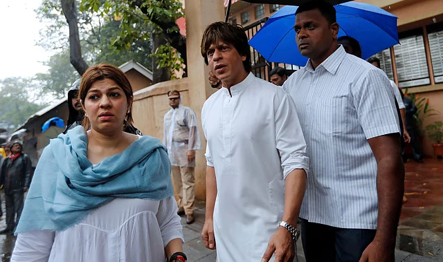 Bollywood actor Shahrukh Khan (C) leaves after attending the funeral of Bollywood actor Shashi Kapoor in Mumbai, India, 5 December, 2017. Photo: Reuters