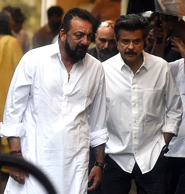 Indian Bollywood actors Sanjay Dutt (L) and Anil Kapoor (R) attend the funeral of Indian veteran Bollywood actor Shashi Kapoor in Mumbai on 5 December, 2017. Photo: AFP