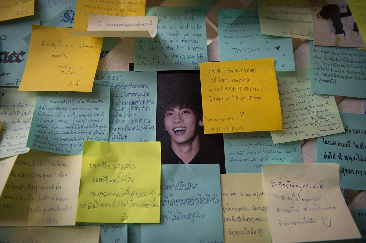 Notes for the late South Korean band SHINee singer Kim Jong-Hyun are seen on a whiteboard during a memorial held by the boyband`s Thai fanclub at a Buddhist temple in Bangkok on 21 December, 2017. Photo: AFP