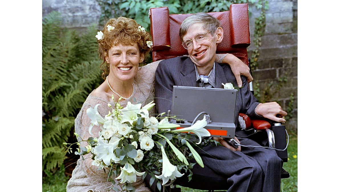Stephen Hawking and his new bride Elaine Mason pose for pictures after the blessing of their wedding at St. Barnabus Church 16 September 1995. Photo: Reuters