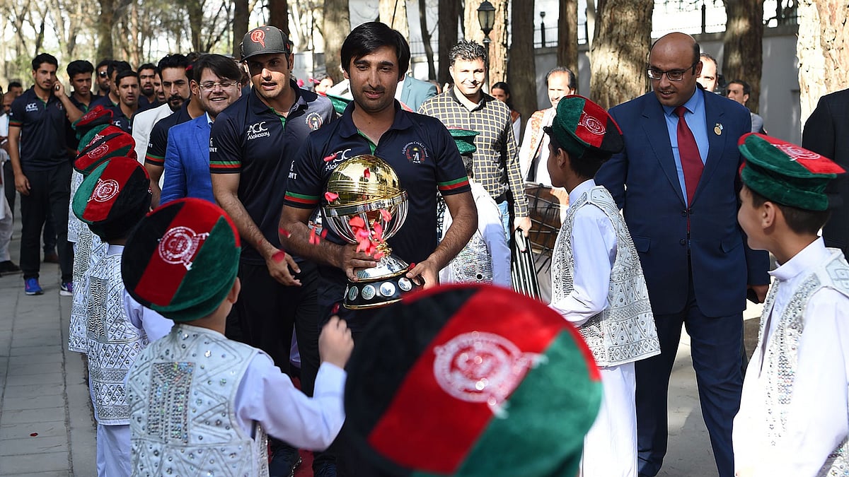 Afghan cricket captain Asghar Stanikzai (C) and teammate Mohammed Nabi (C-L) arrive for an event to celebrate the Afghan national team qualification to the 2019 cricket World Cup in Kabul on 27 March, 2018. Photo: AFP
