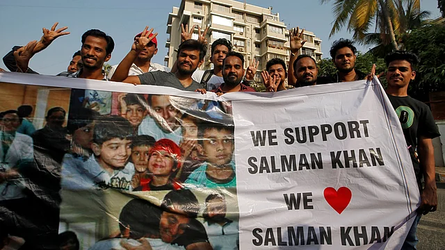 Fans of Bollywood actor Salman Khan pose as they hold a banner outside his house after a court in Jodhpur granted him bail, in Mumbai, India, 7 April, 2018. Photo: Reuters
