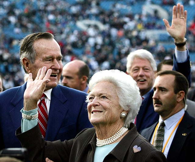 Former first lady Barbara Bush (C) waves to fans as she walks on the field with former US presidents George Bush (L) and Bill Clinton (2nd R) before Super Bowl XXXIX in Jacksonville on 6 February 2005. Reuters