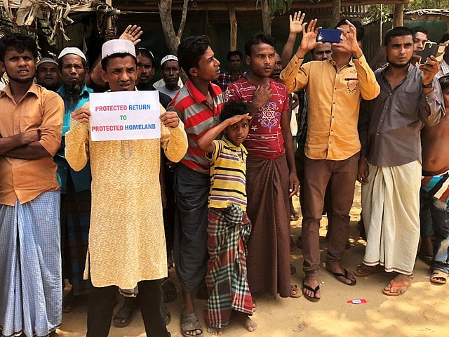 Rohingya refugees line the streets as United Nations Security Council convoy passes by, outside Kutupalong Refugee Camp in Cox`s Bazar, Bangladesh, April 29, 2018 Photo : Reuters