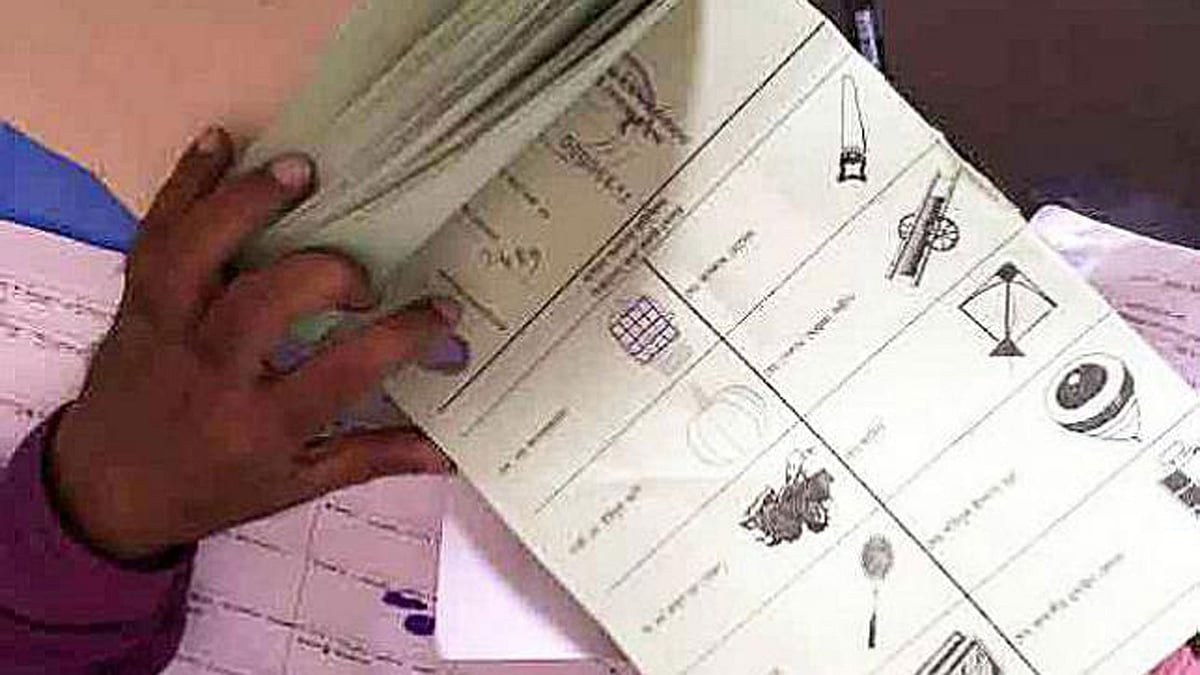 Votes being rigged for an Awami League councillor candidate capturing a polling centre. Voting at this polling centre was later cancelled. Photo: Prothom Alo