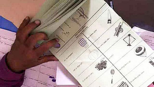 Votes being rigged for an Awami League councillor candidate capturing a polling centre. Voting at this polling centre was later cancelled. Photo: Prothom Alo