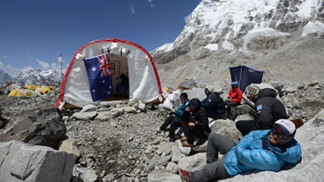 This picture taken on 24 April, 2018 shows patients waiting to see a doctor at the Everest ER tent clinic at Everest Base Camp, some 140km northeast of Kathmandu. Photo : AFP