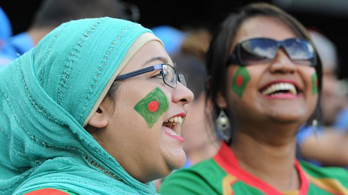 Bangladesh supporters cheer during the World Cup quarter-final match between India and Bangladesh at the Melbourne Cricket Ground (MCG). Photo: AFP