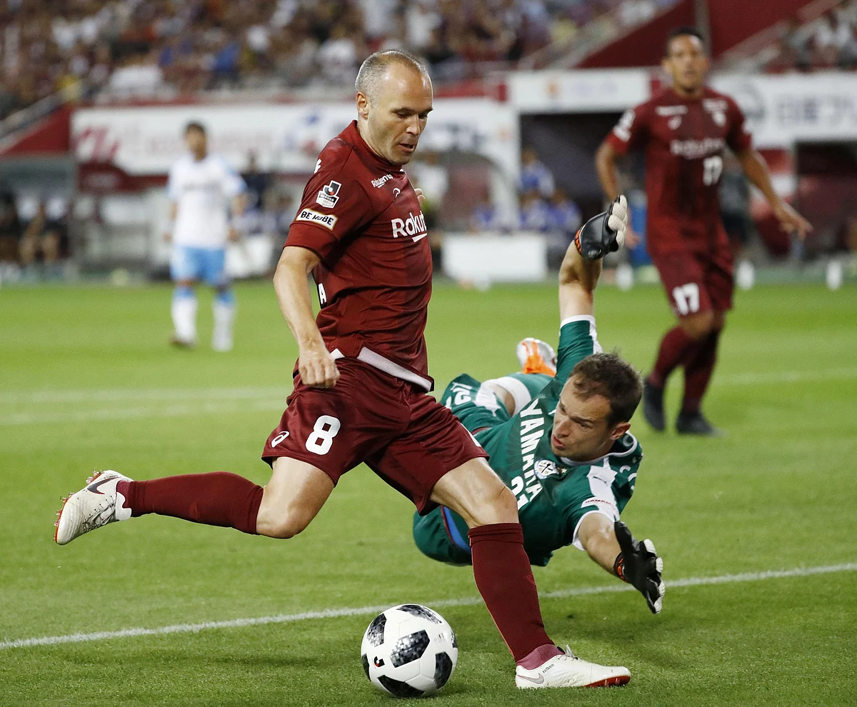Vissel Kobe`s Andres Iniesta of Spain scores his first goal for Vissel Kobe during their J-League soccer match against Jubilo Iwata in Kobe, Japan in this photo taken by Kyodo 11 August, 2018. Photo: Reuters