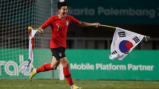 Son Heung Min of South Korea celebrates after winning the gold medal in Asiad gold medal. Photo: Reuters