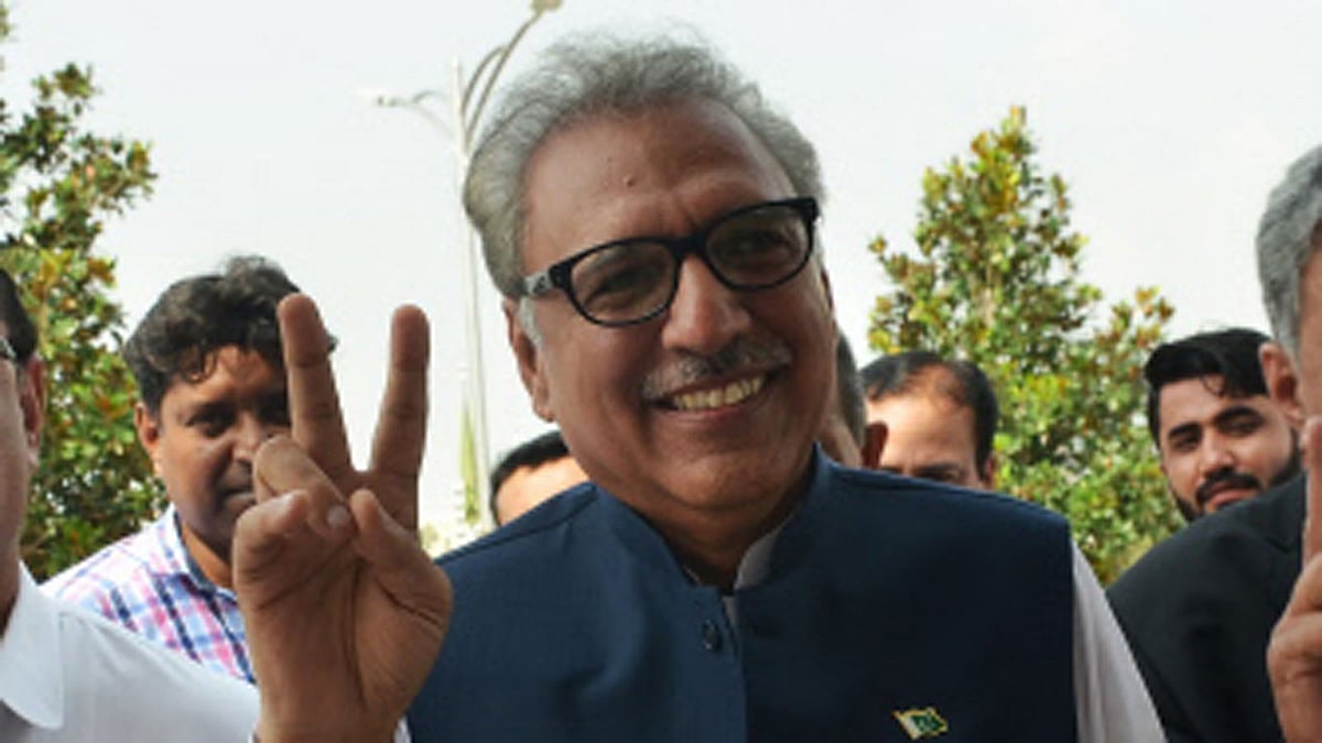 Leader of ruling Pakistan Tehreek-e-Insaf (PTI) party and president candidate Arif Alvi flashes the victory sign on his arrival before the president election at the National Assembly in Islamabad on 4 September 2018. Pakistan began voting for a new president on 4 September with a close ally of prime minister Imran Khan seen as the favourite to replace Mamnoon Hussain as the ceremonial head of the world`s only nuclear-armed Muslim state. Photo: AFP