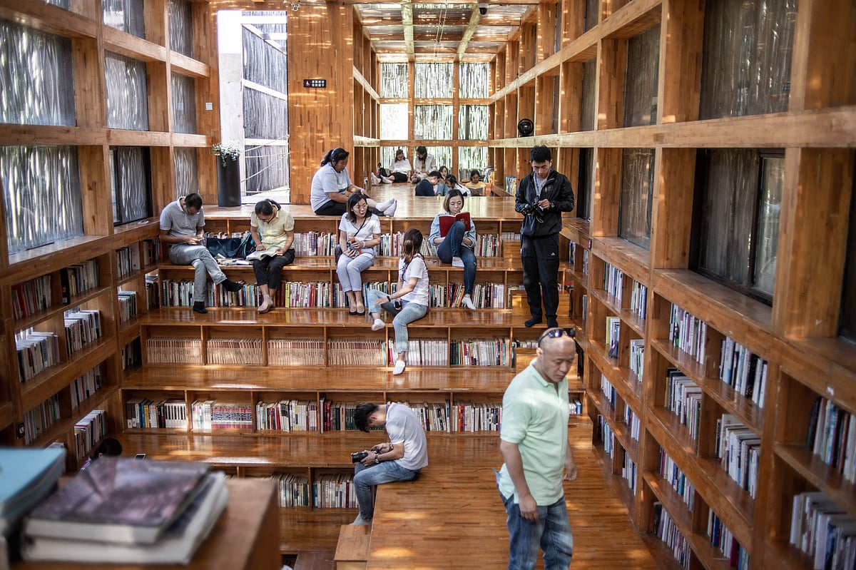 In this picture taken on 15 September 2018, people visit Liyuan Library on the outskirts of Beijing. Photo: AFP