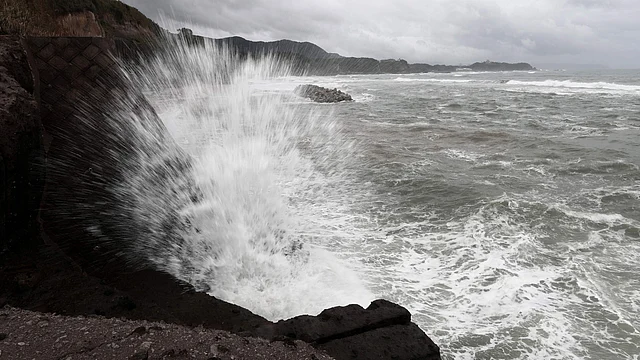 Waves hit the seawalls at a coast of Shibushi city, Kagoshima prefecture, on Kyushu island, on September 29, 2018, as typhoon Trami approaches. Photo: AFP