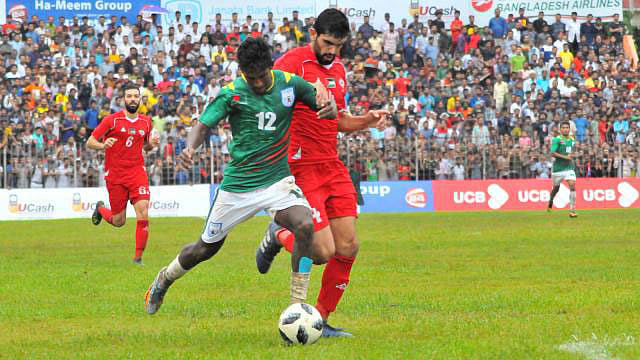 Bangladesh’s Bishwanath Ghosh vying for the control of ball. Photo: BFF