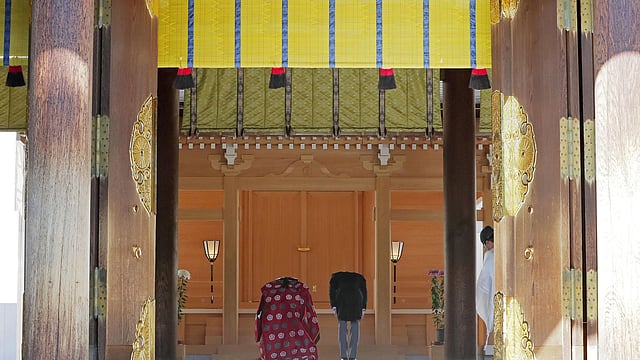Japanese Princess Ayako (L) and her husband Kei Moriya bow their heads during worship at the Meiji Shrine after their wedding ceremony in Tokyo, Japan on 29 October 2018. Photo: Reuters