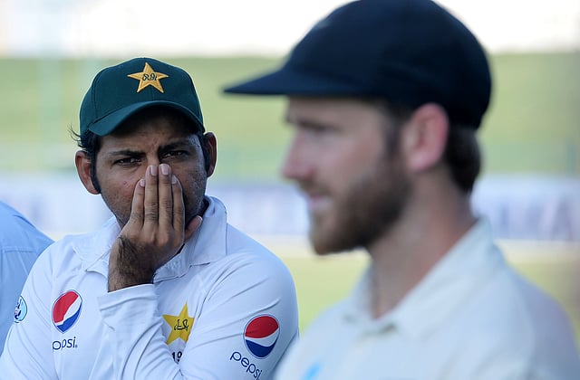 Dejected Pakistani captain Sarfraz Ahmed (L) watches his New Zealand counterpart Kane Williamson (R) during an award ceremony after the first Test cricket match between Pakistan and New Zealand at the Sheikh Zayed International Cricket Stadium in Abu Dhabi on 19 November 2018. Photo: AFP