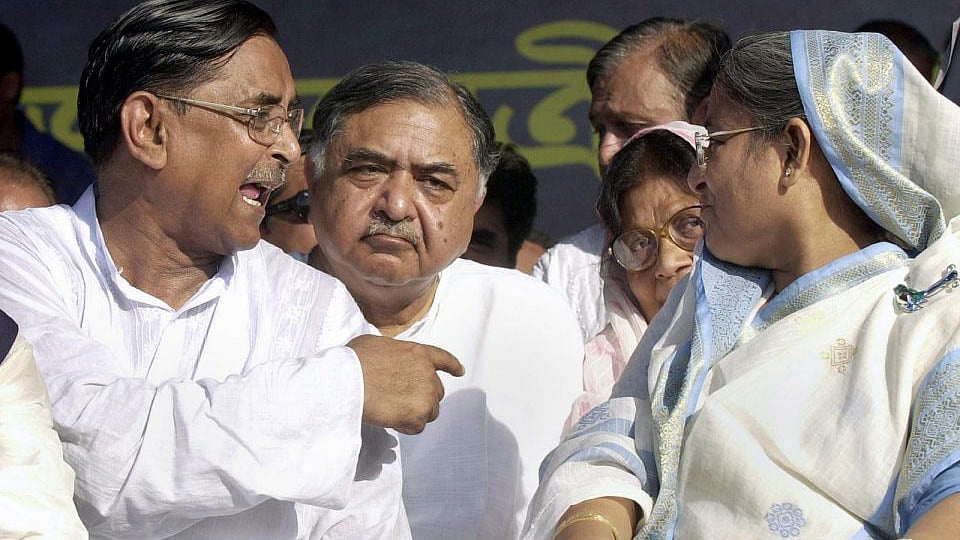 Prime minister Sheikh Hasina and recently floated opposition coalition Jatiya Oikya Front leader Kamal Hossain at a rally in 2006 in Dhaka when they were coalition partners. Photo: AFP