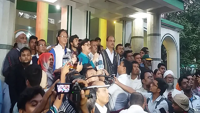 Mahmudur Rahman Manna speaks to reporters at the capital’s Uttarkhan area. Photo: UNB