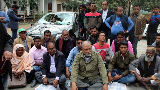 Independent candidate of Tangail-4 constituency and former Awami League MP Abdul Latif Siddiqui staged sit-in in Tangail deputy commissioner office protesting attack on his motorcade allegedly by AL men on Sunday. Photo: Prothom Alo