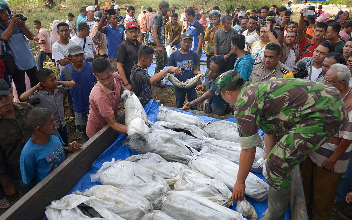 Indonesian villagers prepare for the burial of discovered remains of the 2004 tsunami and earthquake victims in Kajhu, Aceh province on 24 December 2018. Photo: AFP